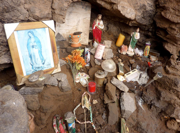 Piden a autoridades remover altar del Cerro de la "A"